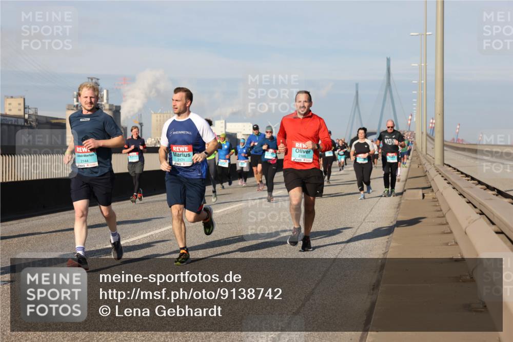 03.10.2025 - Köhlbrandbrückenlauf Lena Gebhardt http://msf.ph/oto/9138742 03.10.2025 09:56:27 Position 2 2144, 2171, 2165 meine-sportfotos.de