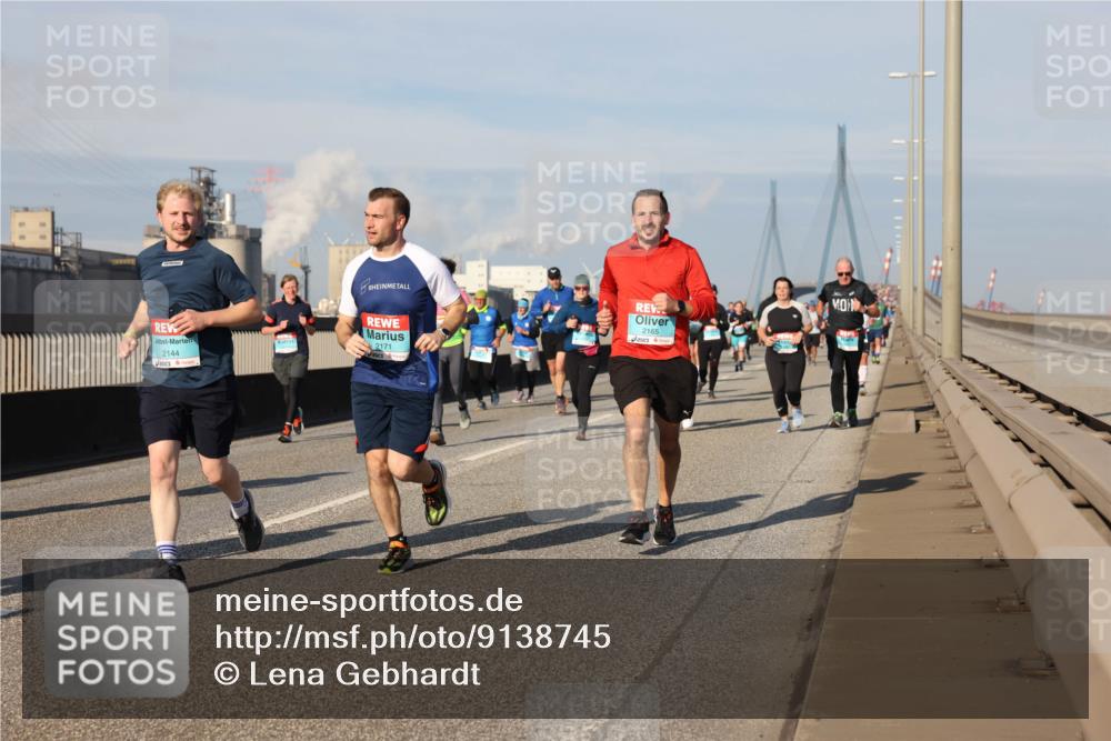 03.10.2025 - Köhlbrandbrückenlauf Lena Gebhardt http://msf.ph/oto/9138745 03.10.2025 09:56:27 Position 2 2144, 2171, 2165 meine-sportfotos.de