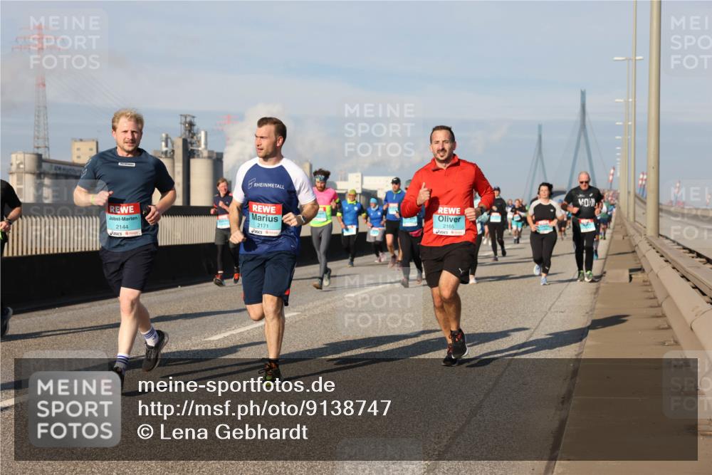 03.10.2025 - Köhlbrandbrückenlauf Lena Gebhardt http://msf.ph/oto/9138747 03.10.2025 09:56:27 Position 2 2144, 2171, 2165 meine-sportfotos.de