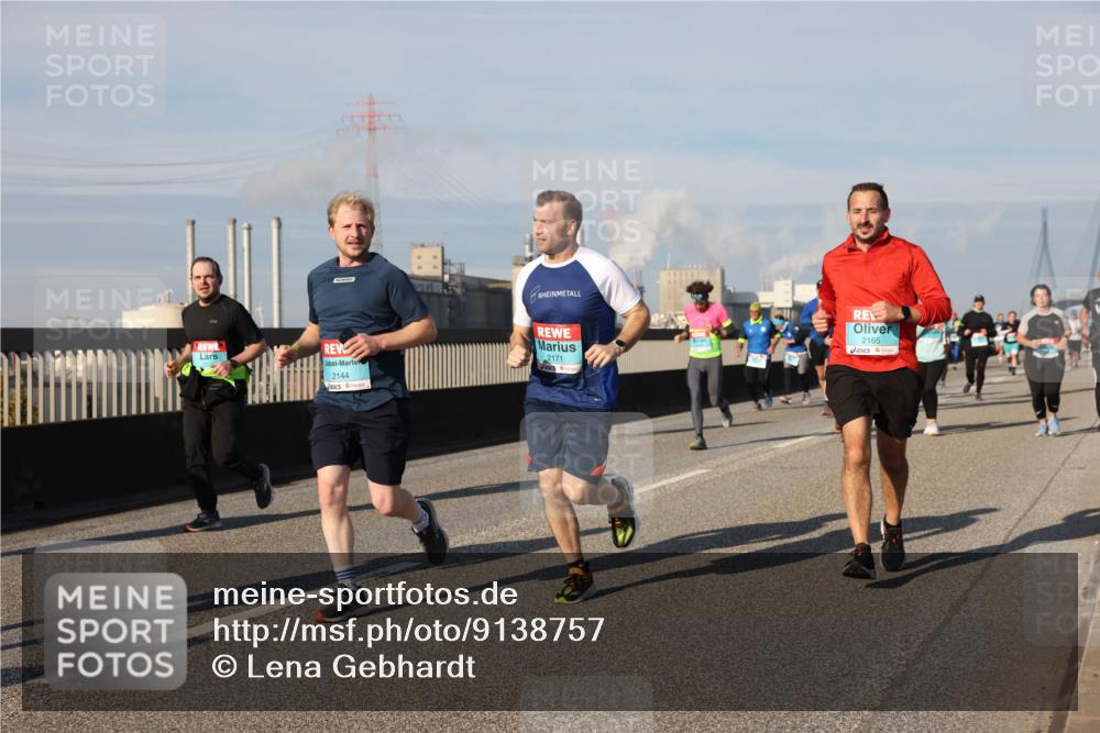 03.10.2025 - Köhlbrandbrückenlauf Lena Gebhardt http://msf.ph/oto/9138757 03.10.2025 09:56:28 Position 2 2144, 2171, 2165 meine-sportfotos.de