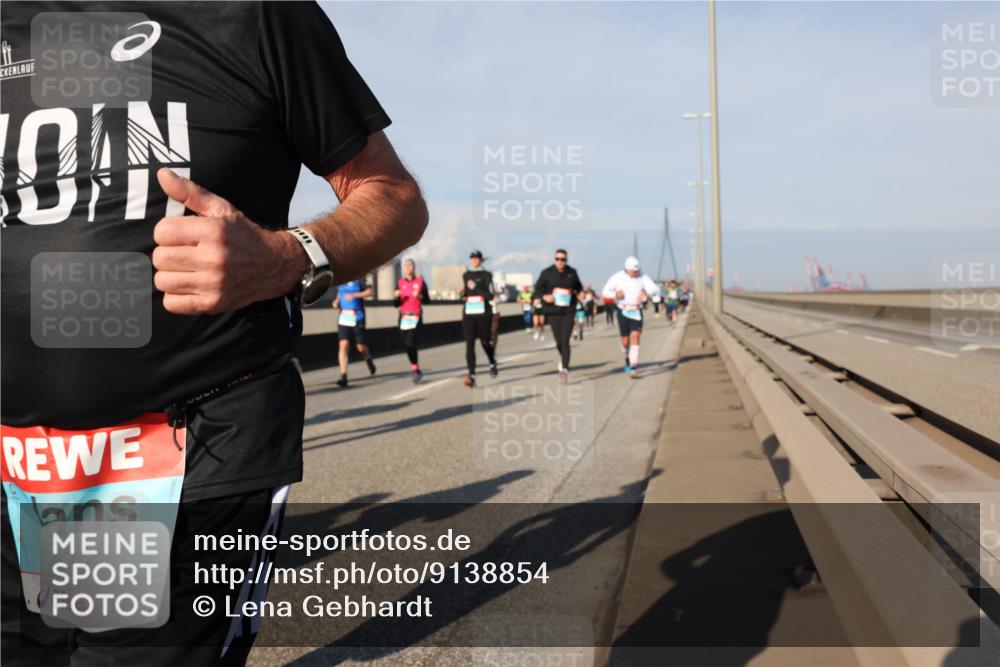 03.10.2025 - Köhlbrandbrückenlauf Lena Gebhardt http://msf.ph/oto/9138854 03.10.2025 09:56:34 Position 2 27, 71133 meine-sportfotos.de