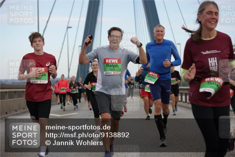 03.10.2025 - Köhlbrandbrückenlauf Jannik Wohlers http://msf.ph/oto/9138892 03.10.2025 15:28:36 Position 1 7602, 7603, 7363 meine-sportfotos.de