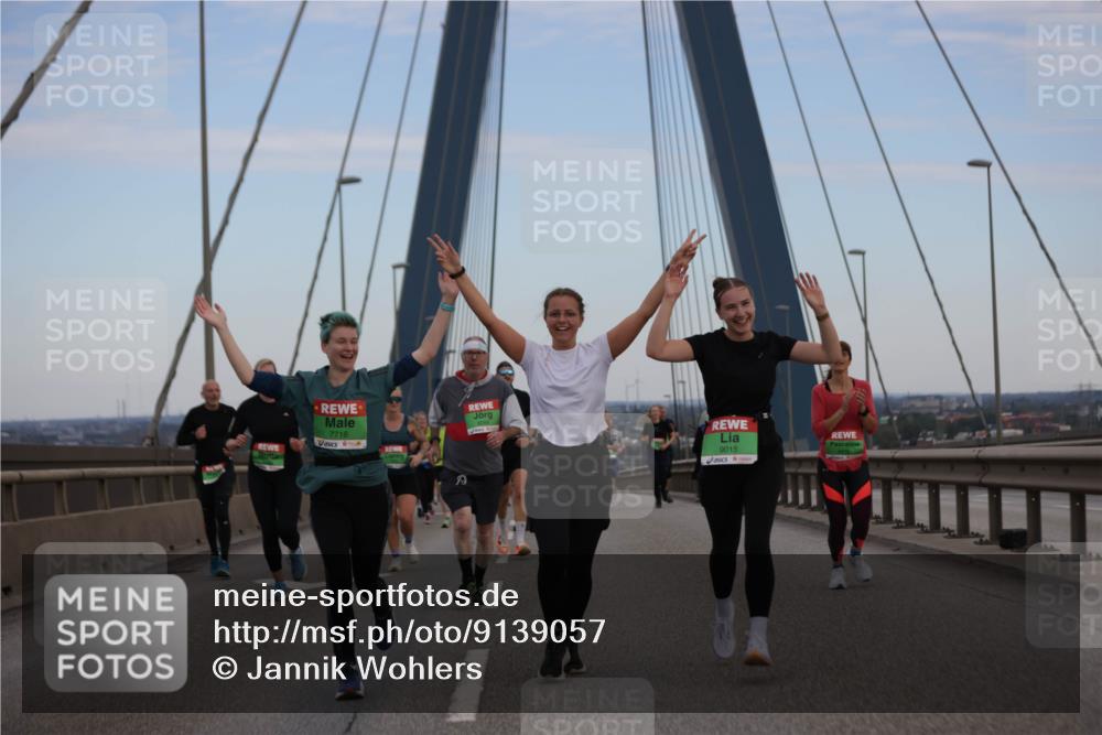 03.10.2025 - Köhlbrandbrückenlauf Jannik Wohlers http://msf.ph/oto/9139057 03.10.2025 15:29:34 Position 1 7716, 9015 meine-sportfotos.de