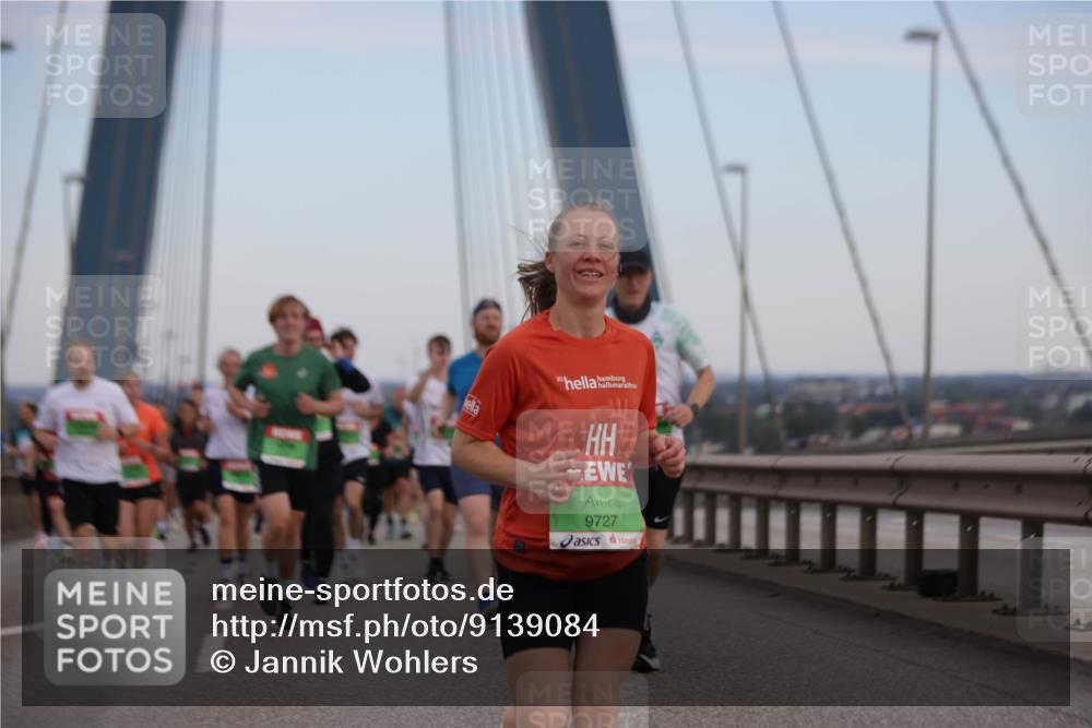03.10.2025 - Köhlbrandbrückenlauf Jannik Wohlers http://msf.ph/oto/9139084 03.10.2025 15:31:13 Position 1 9727 meine-sportfotos.de