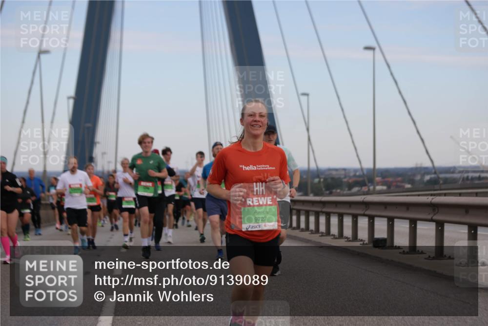 03.10.2025 - Köhlbrandbrückenlauf Jannik Wohlers http://msf.ph/oto/9139089 03.10.2025 15:31:13 Position 1 30, 9727 meine-sportfotos.de