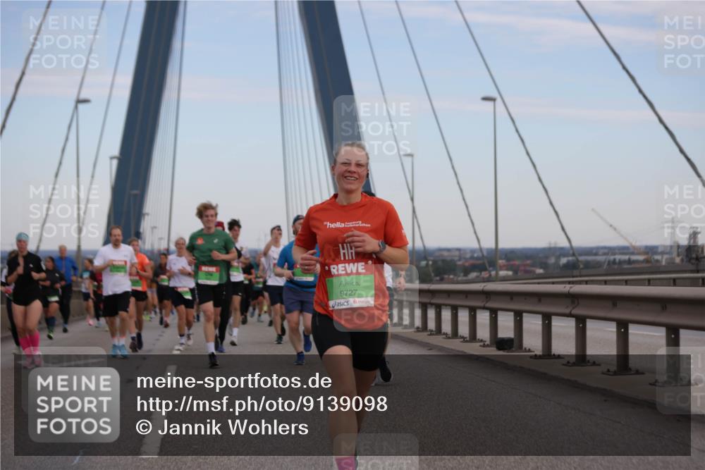 03.10.2025 - Köhlbrandbrückenlauf Jannik Wohlers http://msf.ph/oto/9139098 03.10.2025 15:31:13 Position 1 30, 9727 meine-sportfotos.de