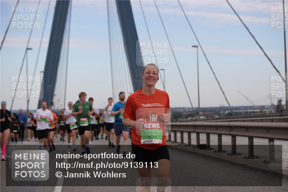 03.10.2025 - Köhlbrandbrückenlauf Jannik Wohlers http://msf.ph/oto/9139113 03.10.2025 15:31:13 Position 1 9727 meine-sportfotos.de