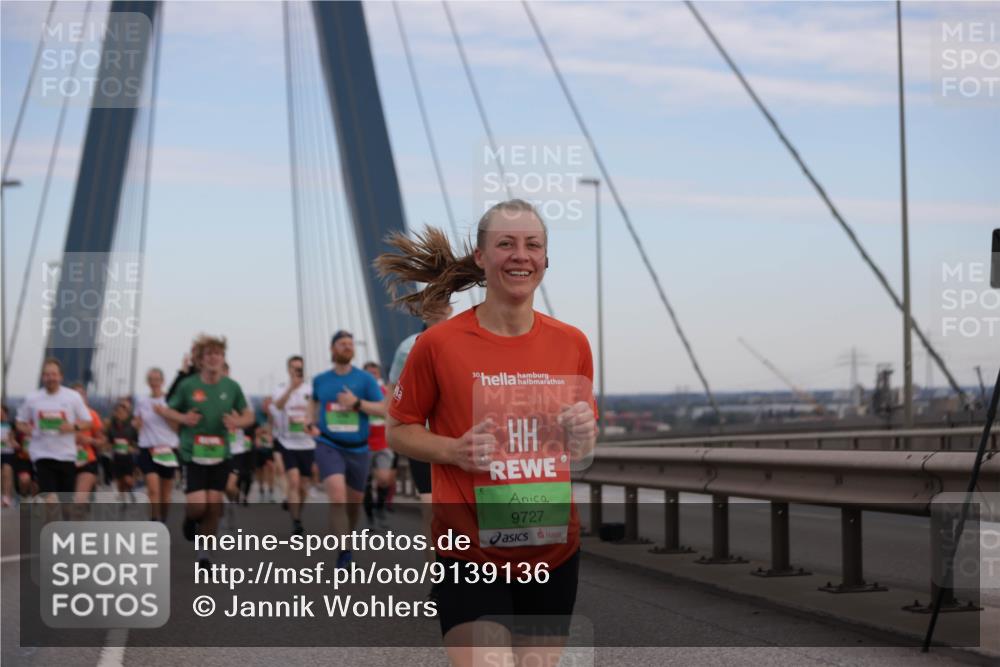 03.10.2025 - Köhlbrandbrückenlauf Jannik Wohlers http://msf.ph/oto/9139136 03.10.2025 15:31:14 Position 1 30, 9727 meine-sportfotos.de