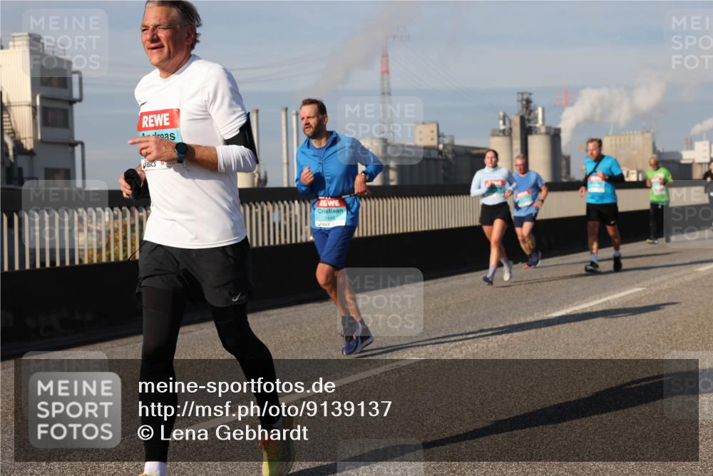 03.10.2025 - Köhlbrandbrückenlauf Lena Gebhardt http://msf.ph/oto/9139137 03.10.2025 09:56:49 Position 2  meine-sportfotos.de