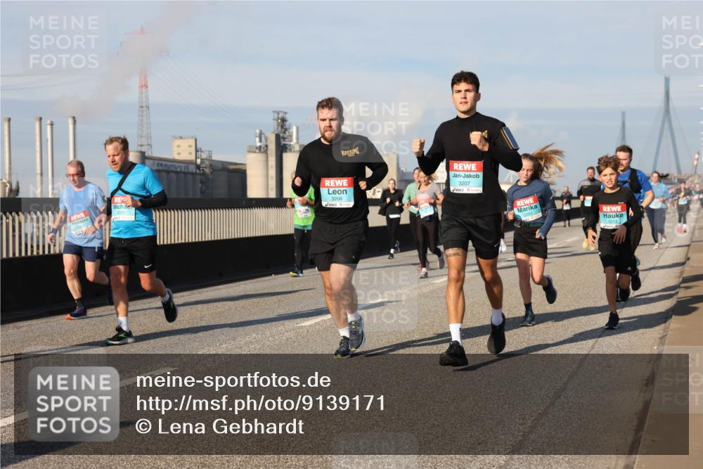03.10.2025 - Köhlbrandbrückenlauf Lena Gebhardt http://msf.ph/oto/9139171 03.10.2025 09:56:51 Position 2 3229, 3206, 3207, 3219 meine-sportfotos.de