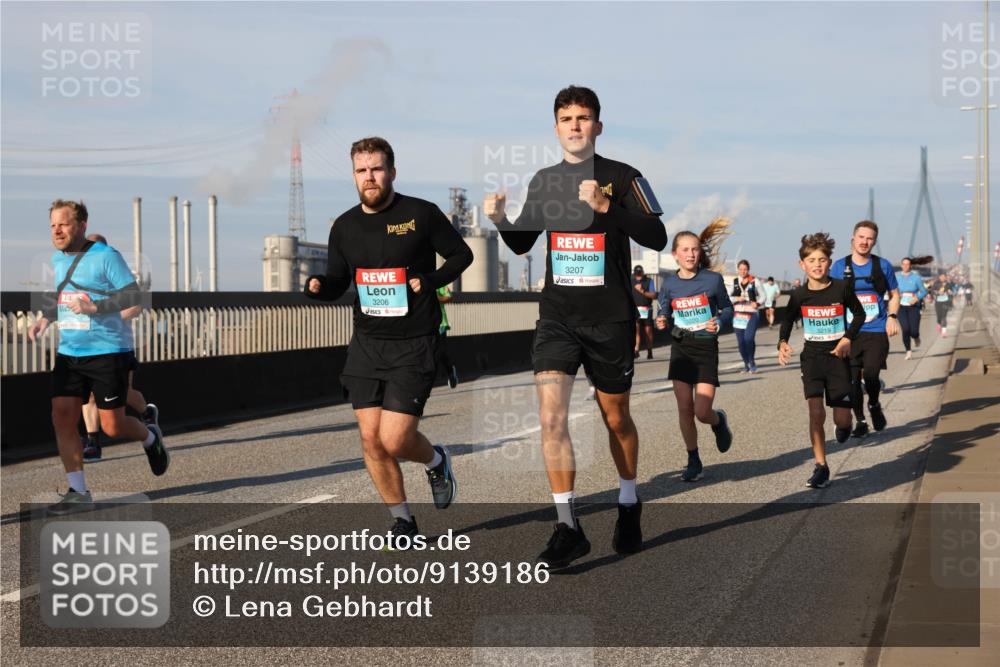 03.10.2025 - Köhlbrandbrückenlauf Lena Gebhardt http://msf.ph/oto/9139186 03.10.2025 09:56:52 Position 2 3207, 3206, 3219 meine-sportfotos.de
