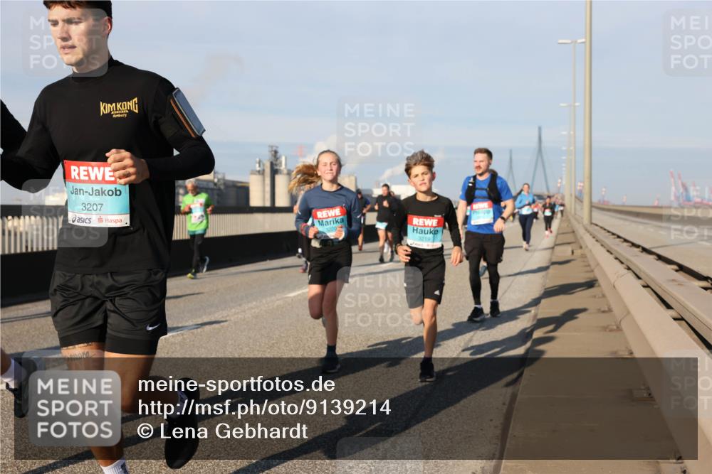 03.10.2025 - Köhlbrandbrückenlauf Lena Gebhardt http://msf.ph/oto/9139214 03.10.2025 09:56:53 Position 2 3207, 3219 meine-sportfotos.de
