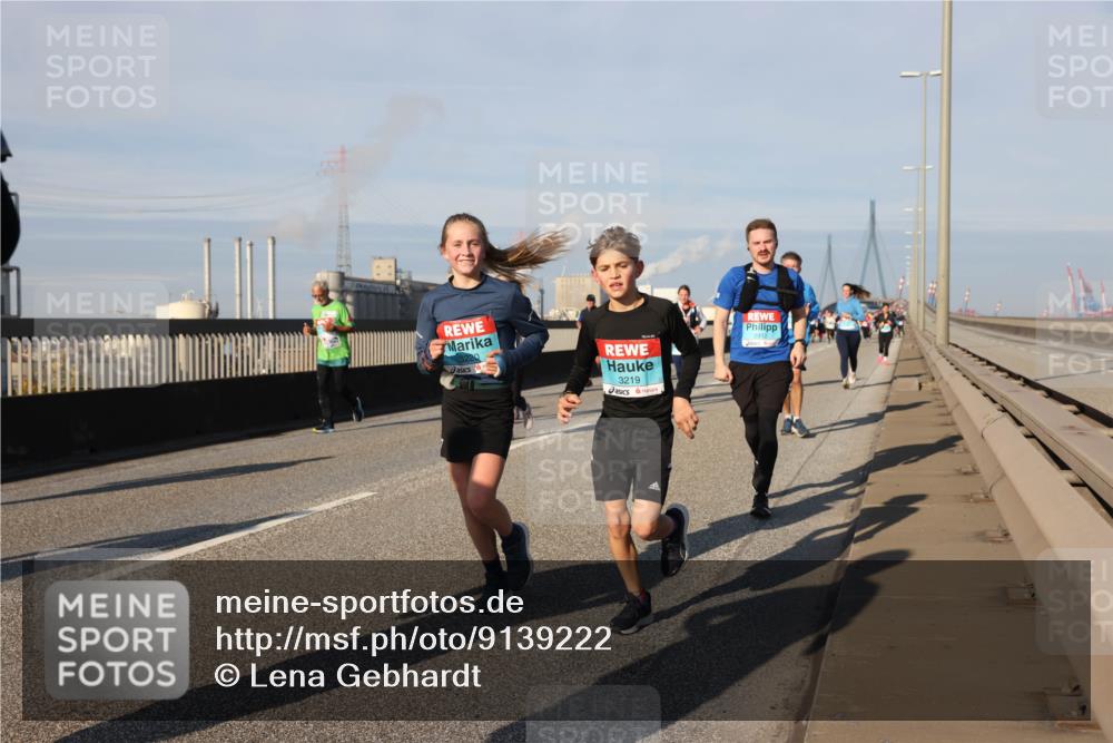 03.10.2025 - Köhlbrandbrückenlauf Lena Gebhardt http://msf.ph/oto/9139222 03.10.2025 09:56:53 Position 2 3220, 3219 meine-sportfotos.de
