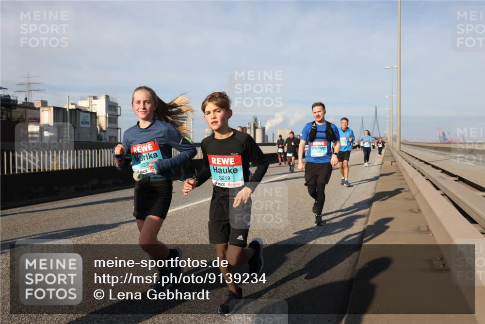 03.10.2025 - Köhlbrandbrückenlauf Lena Gebhardt http://msf.ph/oto/9139234 03.10.2025 09:56:54 Position 2 322, 3219, 2812 meine-sportfotos.de