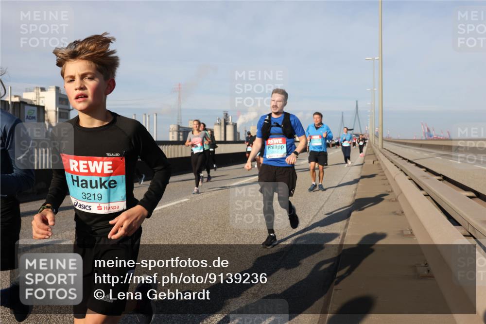 03.10.2025 - Köhlbrandbrückenlauf Lena Gebhardt http://msf.ph/oto/9139236 03.10.2025 09:56:54 Position 2 3219, 2812 meine-sportfotos.de