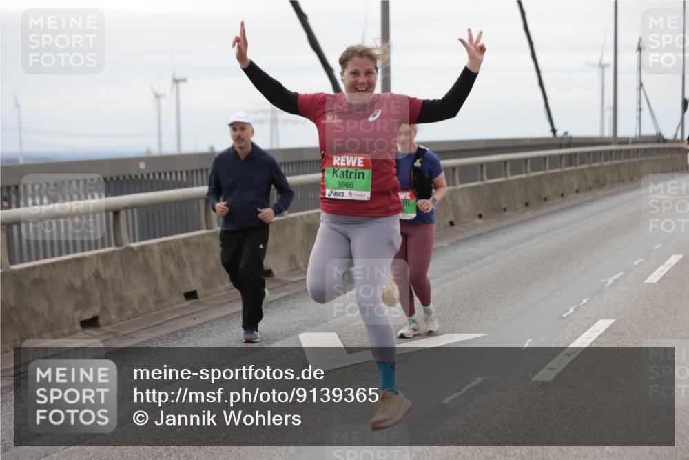 03.10.2025 - Köhlbrandbrückenlauf Jannik Wohlers http://msf.ph/oto/9139365 03.10.2025 16:09:52 Position 1 8666 meine-sportfotos.de