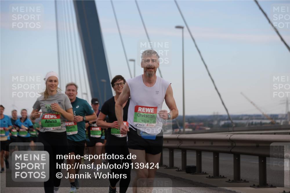 03.10.2025 - Köhlbrandbrückenlauf Jannik Wohlers http://msf.ph/oto/9139424 03.10.2025 15:31:22 Position 1 8795, 82, 9530, 435 meine-sportfotos.de
