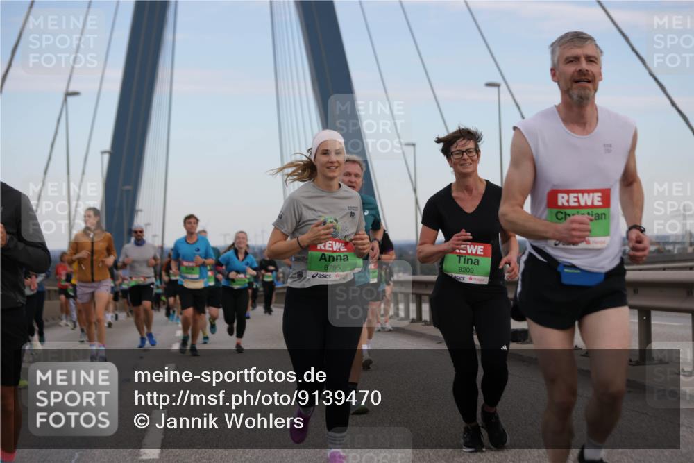 03.10.2025 - Köhlbrandbrückenlauf Jannik Wohlers http://msf.ph/oto/9139470 03.10.2025 15:31:23 Position 1 10, 8795, 8209 meine-sportfotos.de