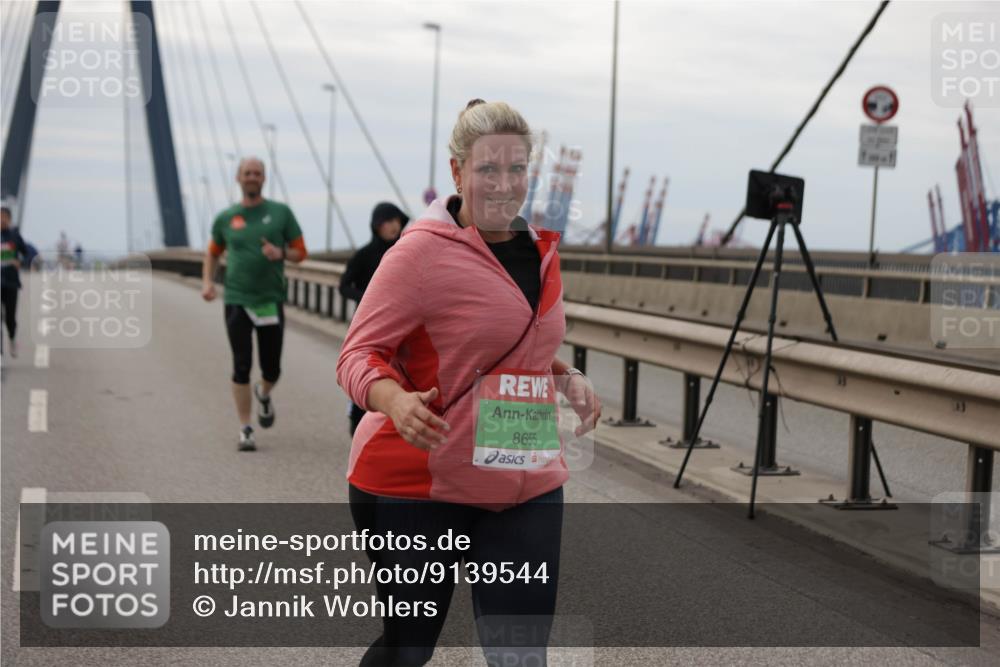 03.10.2025 - Köhlbrandbrückenlauf Jannik Wohlers http://msf.ph/oto/9139544 03.10.2025 16:10:13 Position 1 8655 meine-sportfotos.de