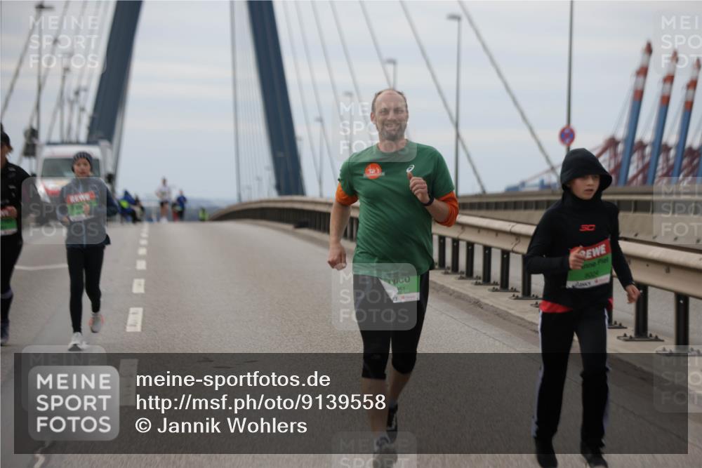 03.10.2025 - Köhlbrandbrückenlauf Jannik Wohlers http://msf.ph/oto/9139558 03.10.2025 16:10:14 Position 1 777, 51, 30, 8024 meine-sportfotos.de