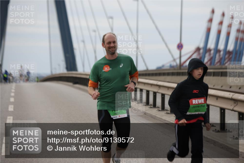 03.10.2025 - Köhlbrandbrückenlauf Jannik Wohlers http://msf.ph/oto/9139572 03.10.2025 16:10:14 Position 1 247, 7951, 30, 80024 meine-sportfotos.de