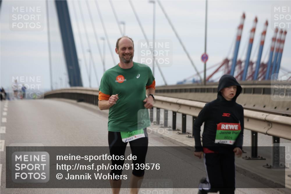 03.10.2025 - Köhlbrandbrückenlauf Jannik Wohlers http://msf.ph/oto/9139576 03.10.2025 16:10:14 Position 1 7951, 8004 meine-sportfotos.de