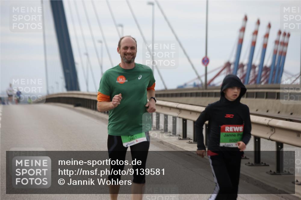 03.10.2025 - Köhlbrandbrückenlauf Jannik Wohlers http://msf.ph/oto/9139581 03.10.2025 16:10:14 Position 1 7951, 8004 meine-sportfotos.de