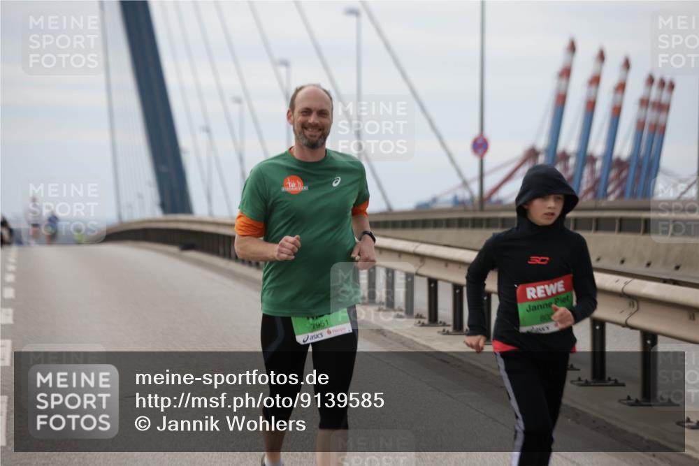 03.10.2025 - Köhlbrandbrückenlauf Jannik Wohlers http://msf.ph/oto/9139585 03.10.2025 16:10:14 Position 1 7951, 801 meine-sportfotos.de