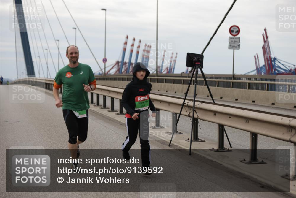 03.10.2025 - Köhlbrandbrückenlauf Jannik Wohlers http://msf.ph/oto/9139592 03.10.2025 16:10:15 Position 1 50, 8024, 300 meine-sportfotos.de