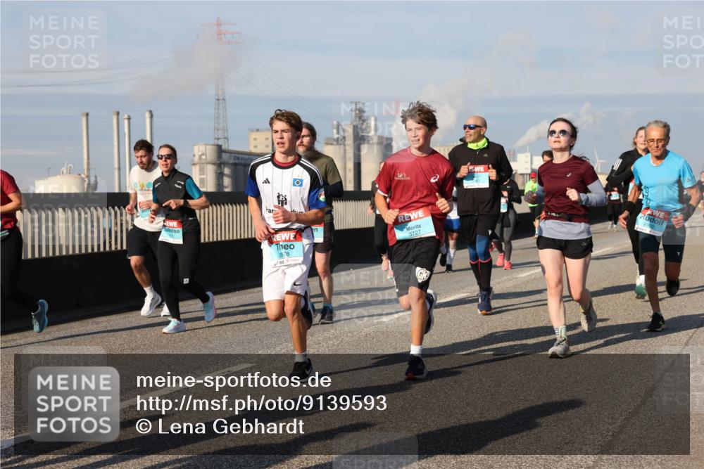 03.10.2025 - Köhlbrandbrückenlauf Lena Gebhardt http://msf.ph/oto/9139593 03.10.2025 09:57:19 Position 2 2878, 3727, 2902 meine-sportfotos.de