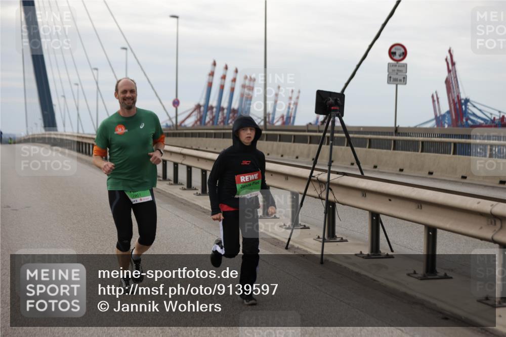 03.10.2025 - Köhlbrandbrückenlauf Jannik Wohlers http://msf.ph/oto/9139597 03.10.2025 16:10:15 Position 1 7951, 8024, 300 meine-sportfotos.de