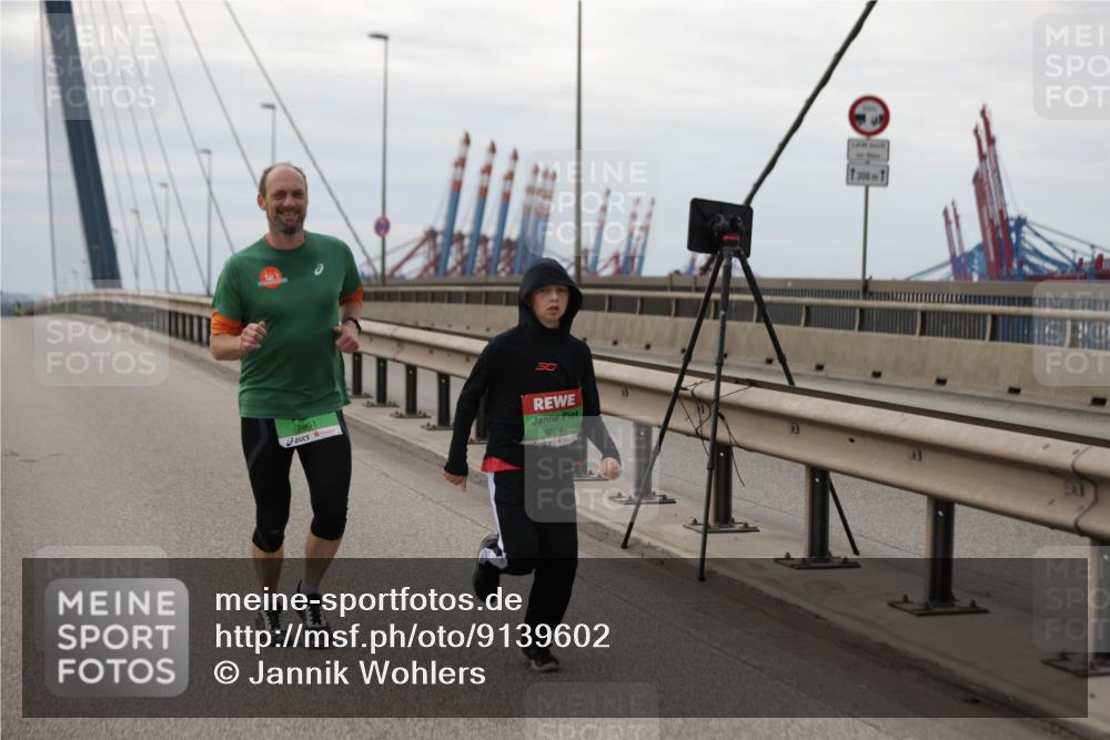 03.10.2025 - Köhlbrandbrückenlauf Jannik Wohlers http://msf.ph/oto/9139602 03.10.2025 16:10:15 Position 1 7951, 8024, 300 meine-sportfotos.de