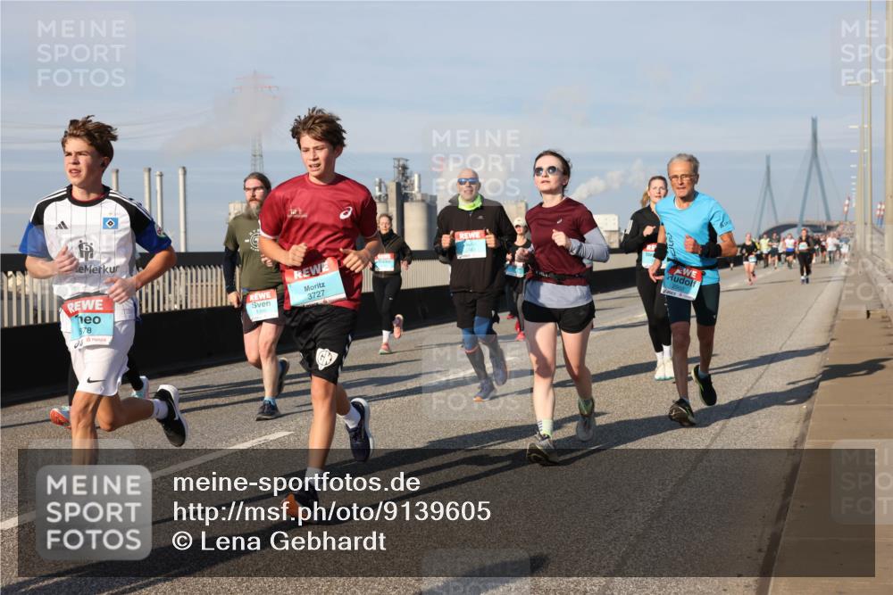 03.10.2025 - Köhlbrandbrückenlauf Lena Gebhardt http://msf.ph/oto/9139605 03.10.2025 09:57:20 Position 2 878, 3727, 2902 meine-sportfotos.de