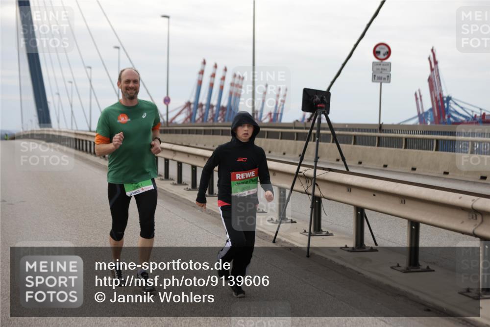 03.10.2025 - Köhlbrandbrückenlauf Jannik Wohlers http://msf.ph/oto/9139606 03.10.2025 16:10:15 Position 1 7951, 50, 8024 meine-sportfotos.de