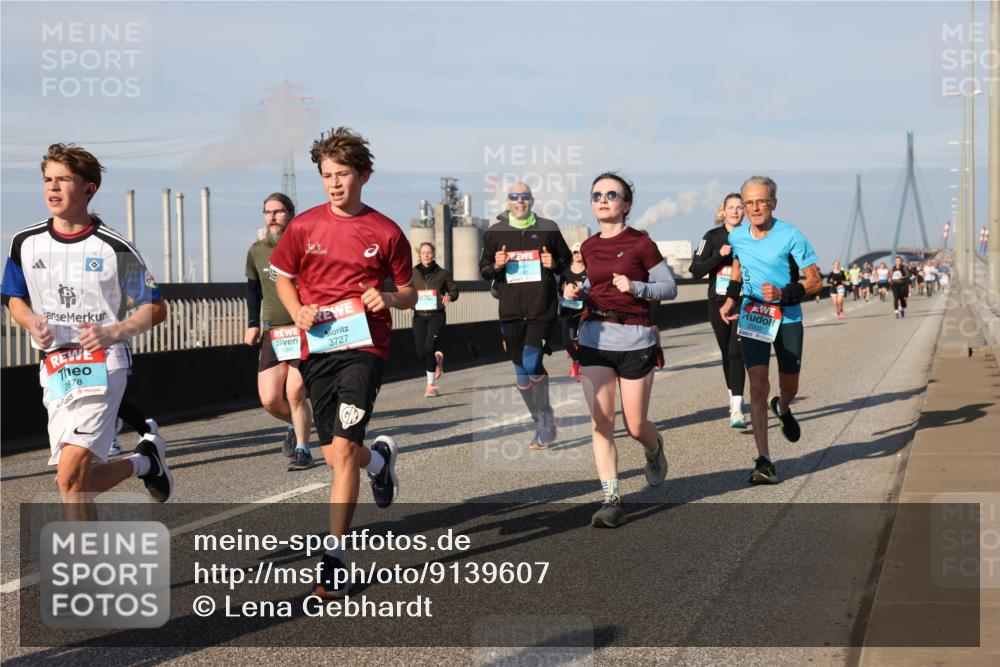 03.10.2025 - Köhlbrandbrückenlauf Lena Gebhardt http://msf.ph/oto/9139607 03.10.2025 09:57:20 Position 2 2878, 3727, 2902 meine-sportfotos.de