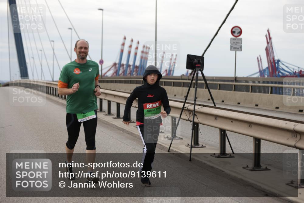 03.10.2025 - Köhlbrandbrückenlauf Jannik Wohlers http://msf.ph/oto/9139611 03.10.2025 16:10:15 Position 1 7951, 8024 meine-sportfotos.de
