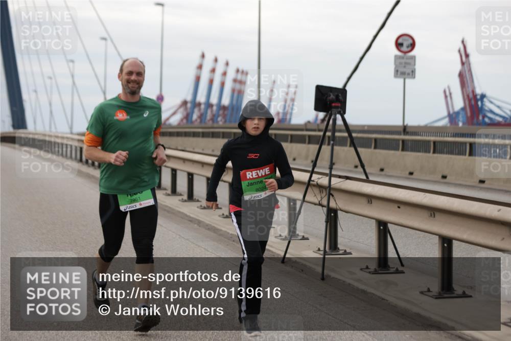 03.10.2025 - Köhlbrandbrückenlauf Jannik Wohlers http://msf.ph/oto/9139616 03.10.2025 16:10:15 Position 1 7951, 50, 8024 meine-sportfotos.de