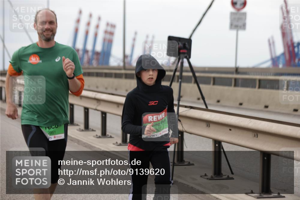 03.10.2025 - Köhlbrandbrückenlauf Jannik Wohlers http://msf.ph/oto/9139620 03.10.2025 16:10:15 Position 1 27, 7951, 924 meine-sportfotos.de