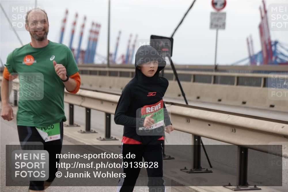 03.10.2025 - Köhlbrandbrückenlauf Jannik Wohlers http://msf.ph/oto/9139628 03.10.2025 16:10:15 Position 1 151, 50, 24 meine-sportfotos.de