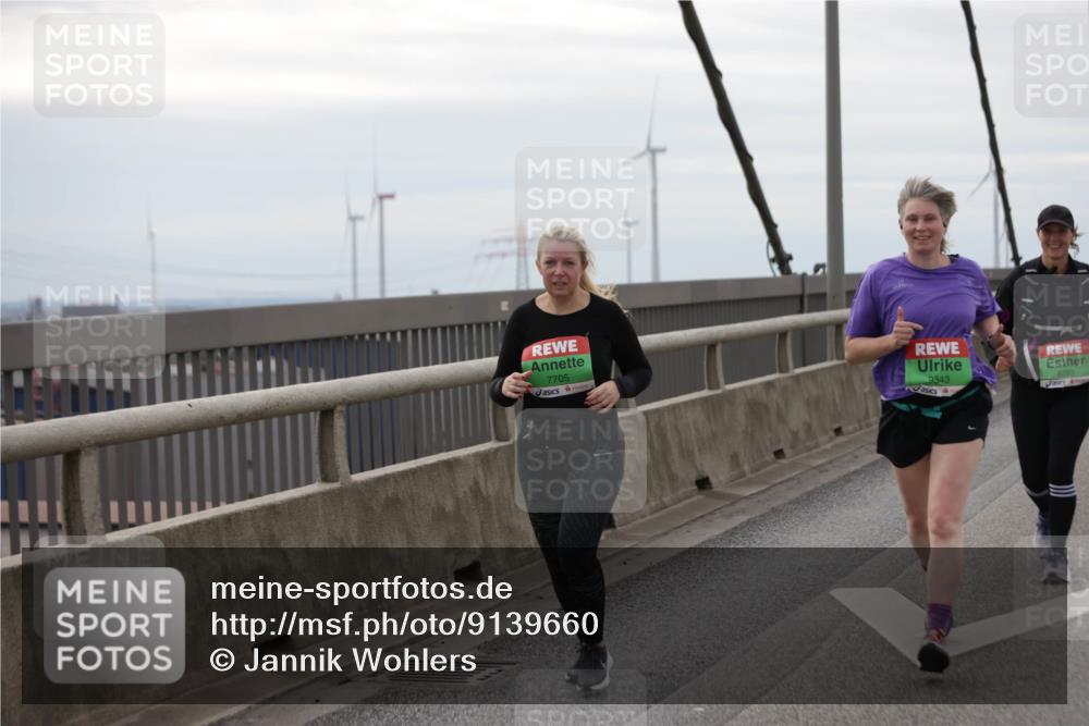 03.10.2025 - Köhlbrandbrückenlauf Jannik Wohlers http://msf.ph/oto/9139660 03.10.2025 16:10:17 Position 1 5310, 7705, 9343 meine-sportfotos.de