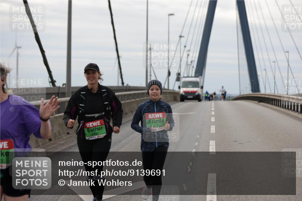 03.10.2025 - Köhlbrandbrückenlauf Jannik Wohlers http://msf.ph/oto/9139691 03.10.2025 16:10:19 Position 1 3, 8723, 8724 meine-sportfotos.de