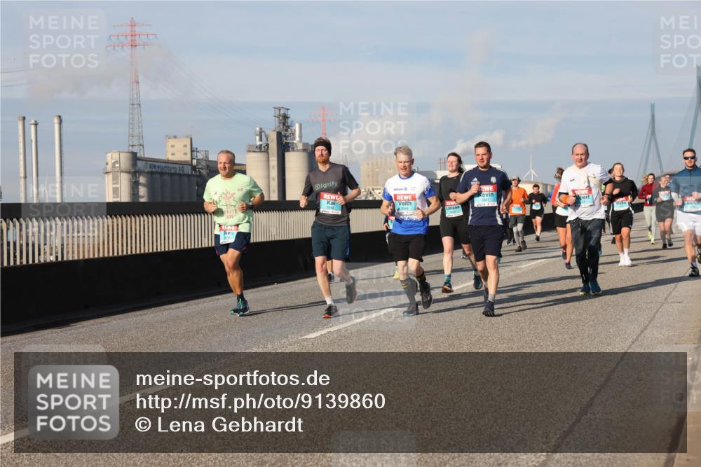 03.10.2025 - Köhlbrandbrückenlauf Lena Gebhardt http://msf.ph/oto/9139860 03.10.2025 09:57:39 Position 2 3049, 3048 meine-sportfotos.de