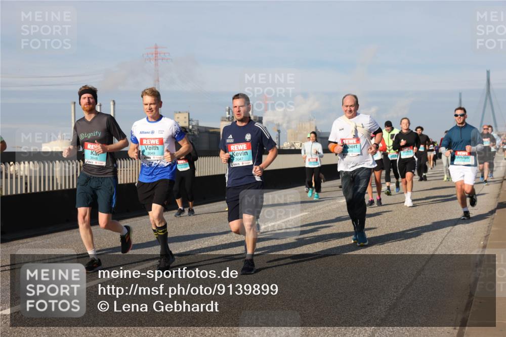 03.10.2025 - Köhlbrandbrückenlauf Lena Gebhardt http://msf.ph/oto/9139899 03.10.2025 09:57:42 Position 2 3048, 3049, 3047 meine-sportfotos.de