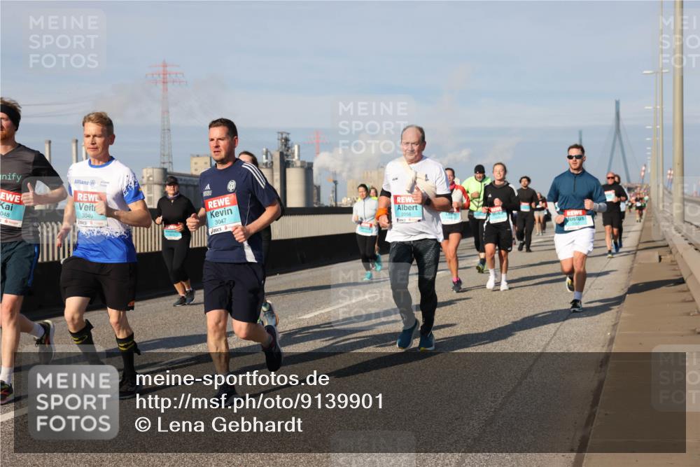 03.10.2025 - Köhlbrandbrückenlauf Lena Gebhardt http://msf.ph/oto/9139901 03.10.2025 09:57:42 Position 2 2056, 048, 3049, 3047 meine-sportfotos.de