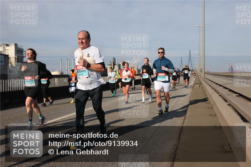 03.10.2025 - Köhlbrandbrückenlauf Lena Gebhardt http://msf.ph/oto/9139934 03.10.2025 09:57:43 Position 2 1453, 2056 meine-sportfotos.de