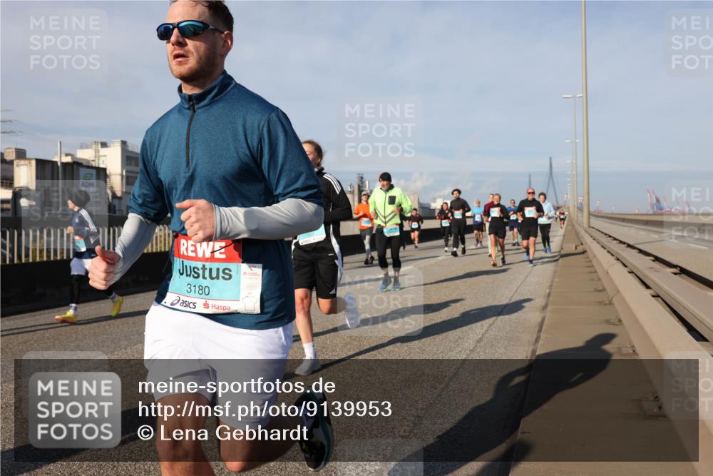 03.10.2025 - Köhlbrandbrückenlauf Lena Gebhardt http://msf.ph/oto/9139953 03.10.2025 09:57:45 Position 2 3180, 1529 meine-sportfotos.de