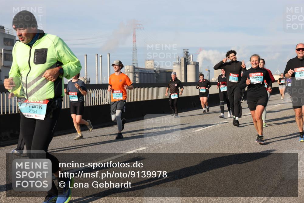 03.10.2025 - Köhlbrandbrückenlauf Lena Gebhardt http://msf.ph/oto/9139978 03.10.2025 09:57:47 Position 2 2724, 3213, 3214, 1303, 1304 meine-sportfotos.de