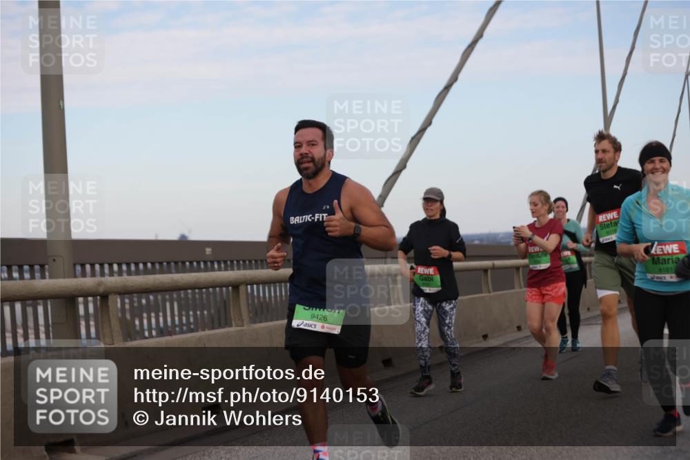 03.10.2025 - Köhlbrandbrückenlauf Jannik Wohlers http://msf.ph/oto/9140153 03.10.2025 15:31:44 Position 1 9426, 8018, 8161 meine-sportfotos.de