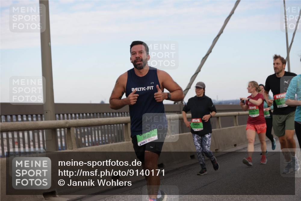 03.10.2025 - Köhlbrandbrückenlauf Jannik Wohlers http://msf.ph/oto/9140171 03.10.2025 15:31:45 Position 1 9426, 8027, 8018 meine-sportfotos.de