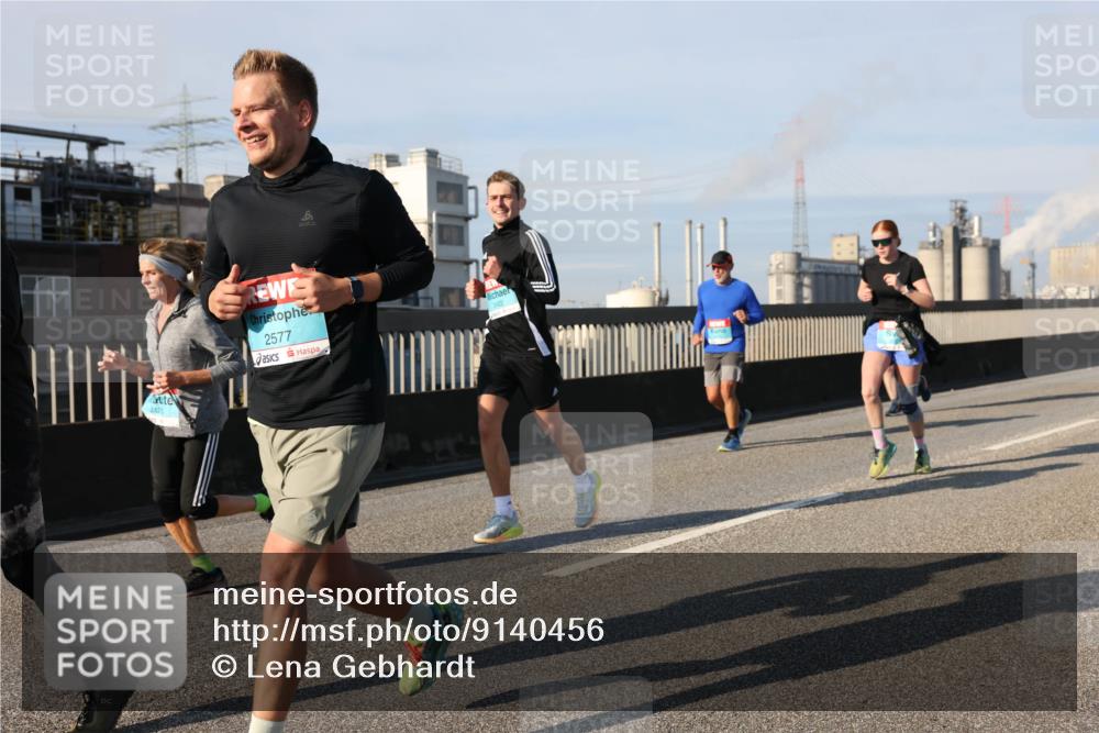 03.10.2025 - Köhlbrandbrückenlauf Lena Gebhardt http://msf.ph/oto/9140456 03.10.2025 09:58:13 Position 2 2421, 2577, 2422 meine-sportfotos.de